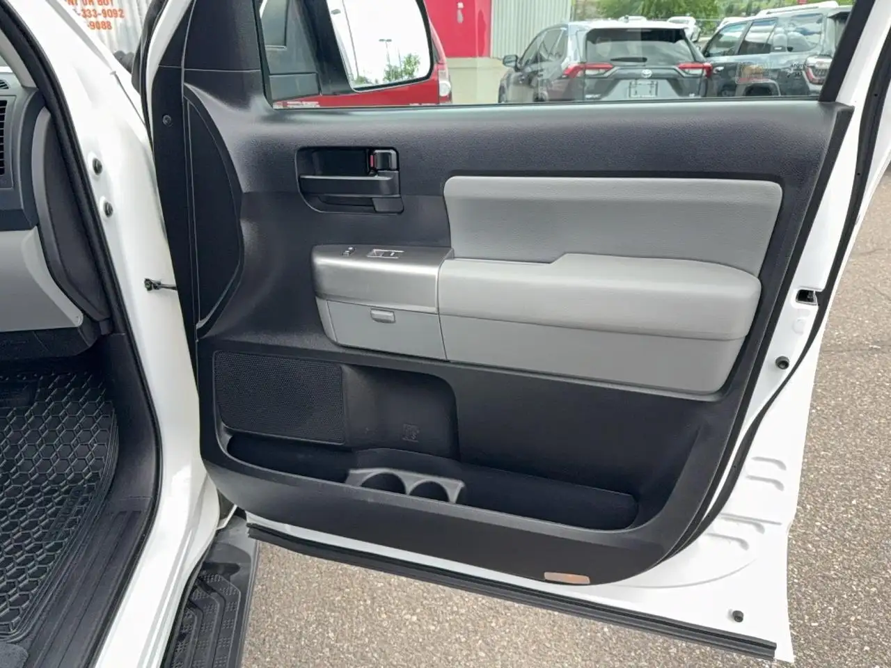 Toyota Sequoia photo Toyota Sequoia