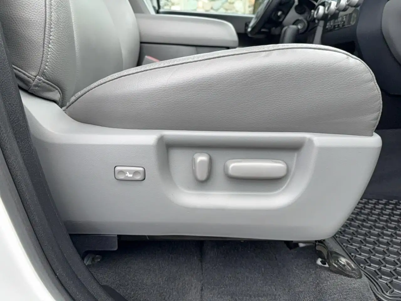 Toyota Sequoia photo Toyota Sequoia