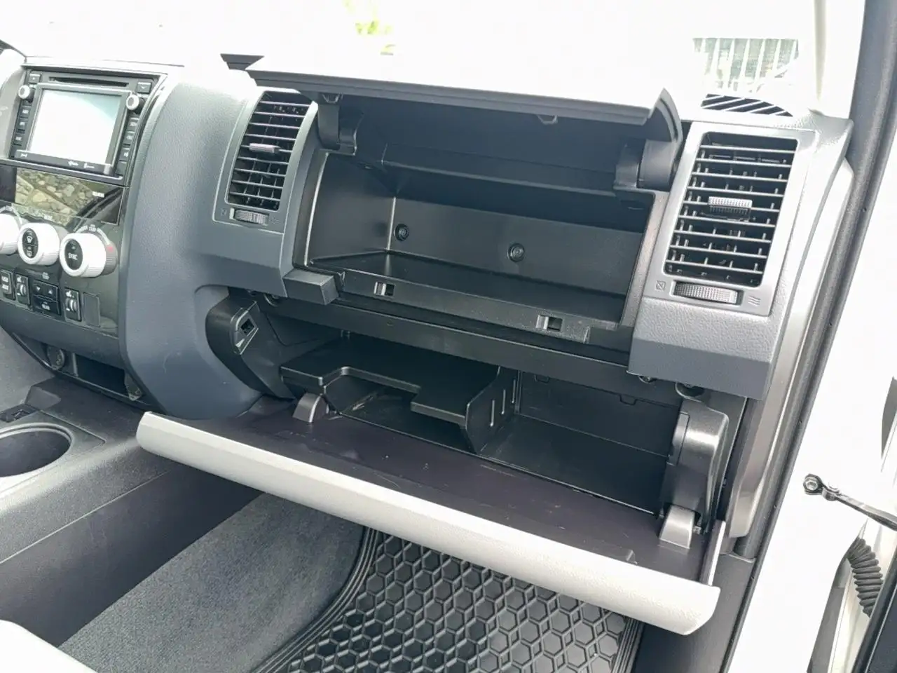 Toyota Sequoia photo Toyota Sequoia