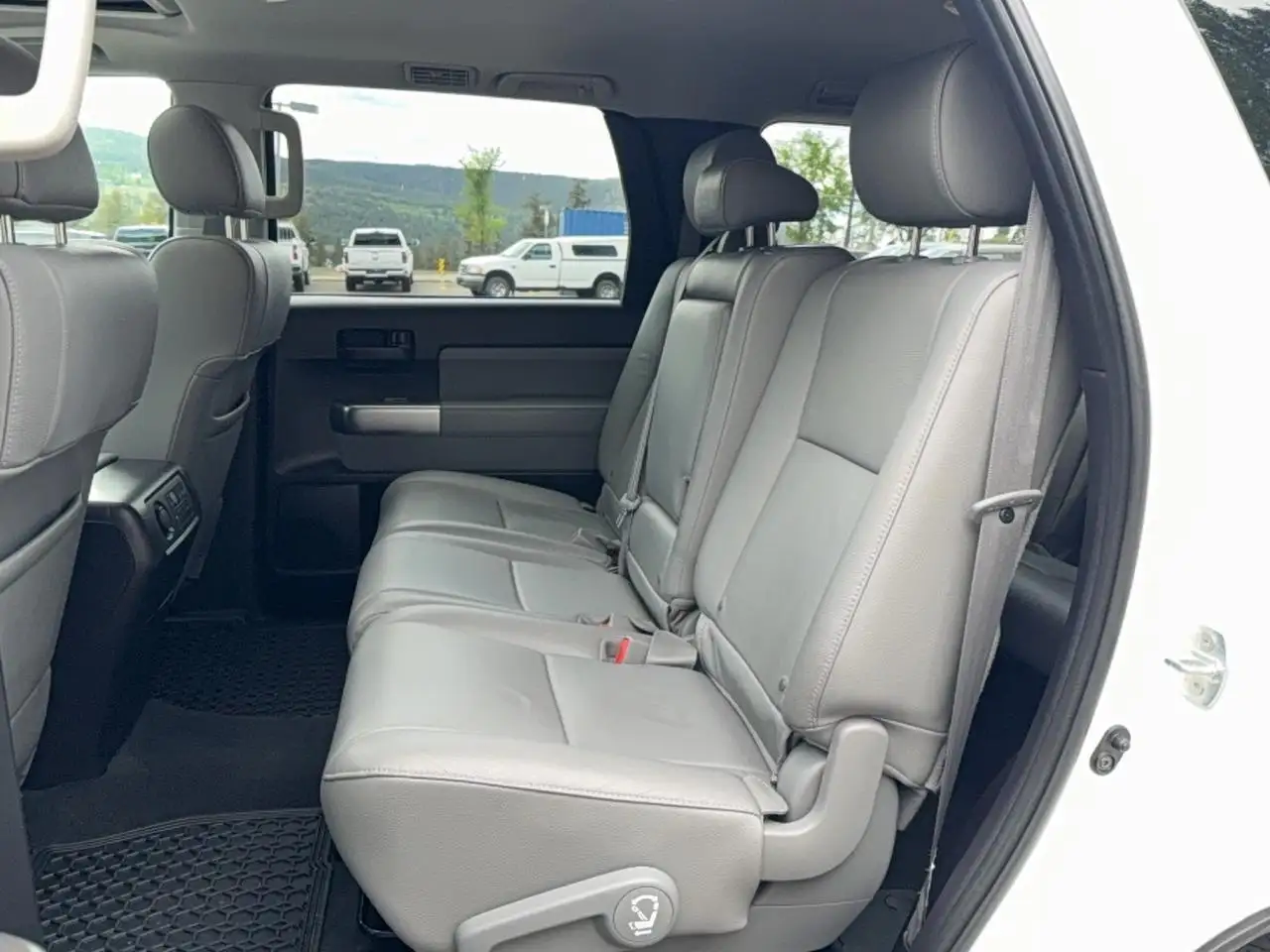 Toyota Sequoia photo Toyota Sequoia