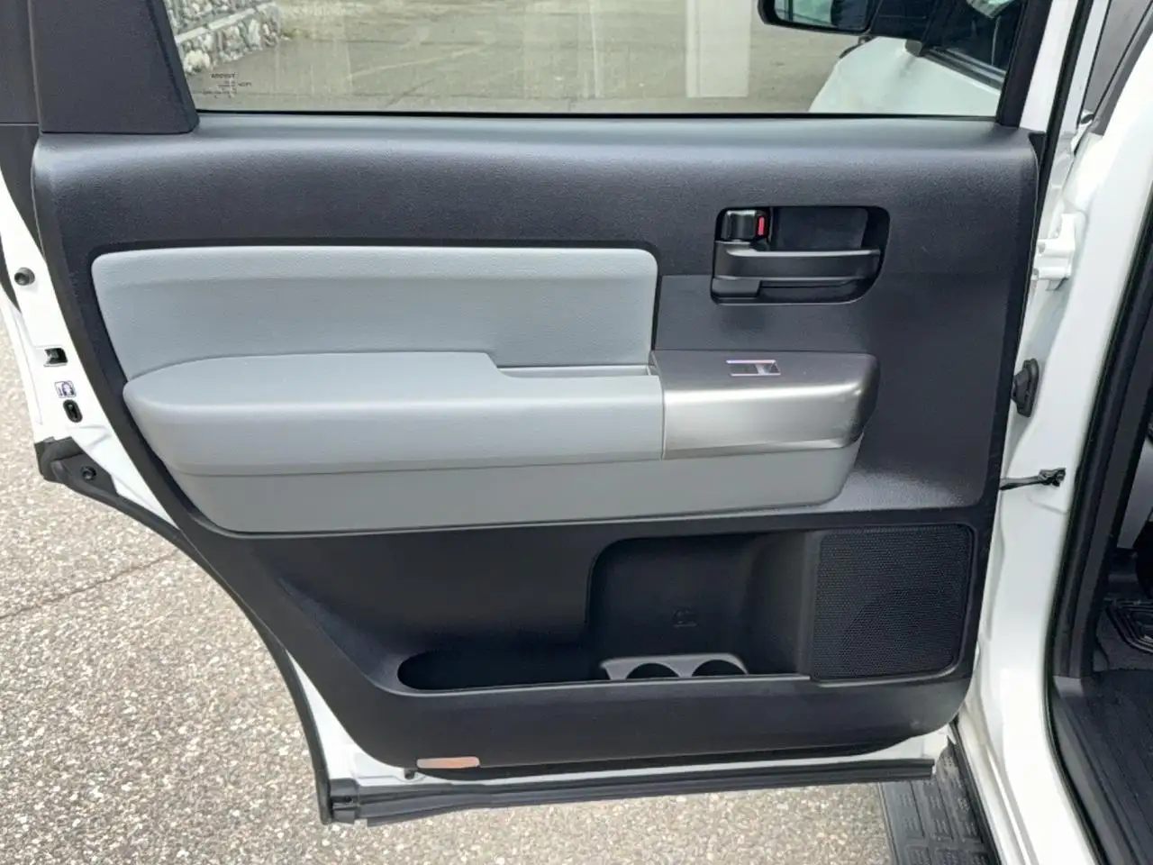 Toyota Sequoia photo Toyota Sequoia