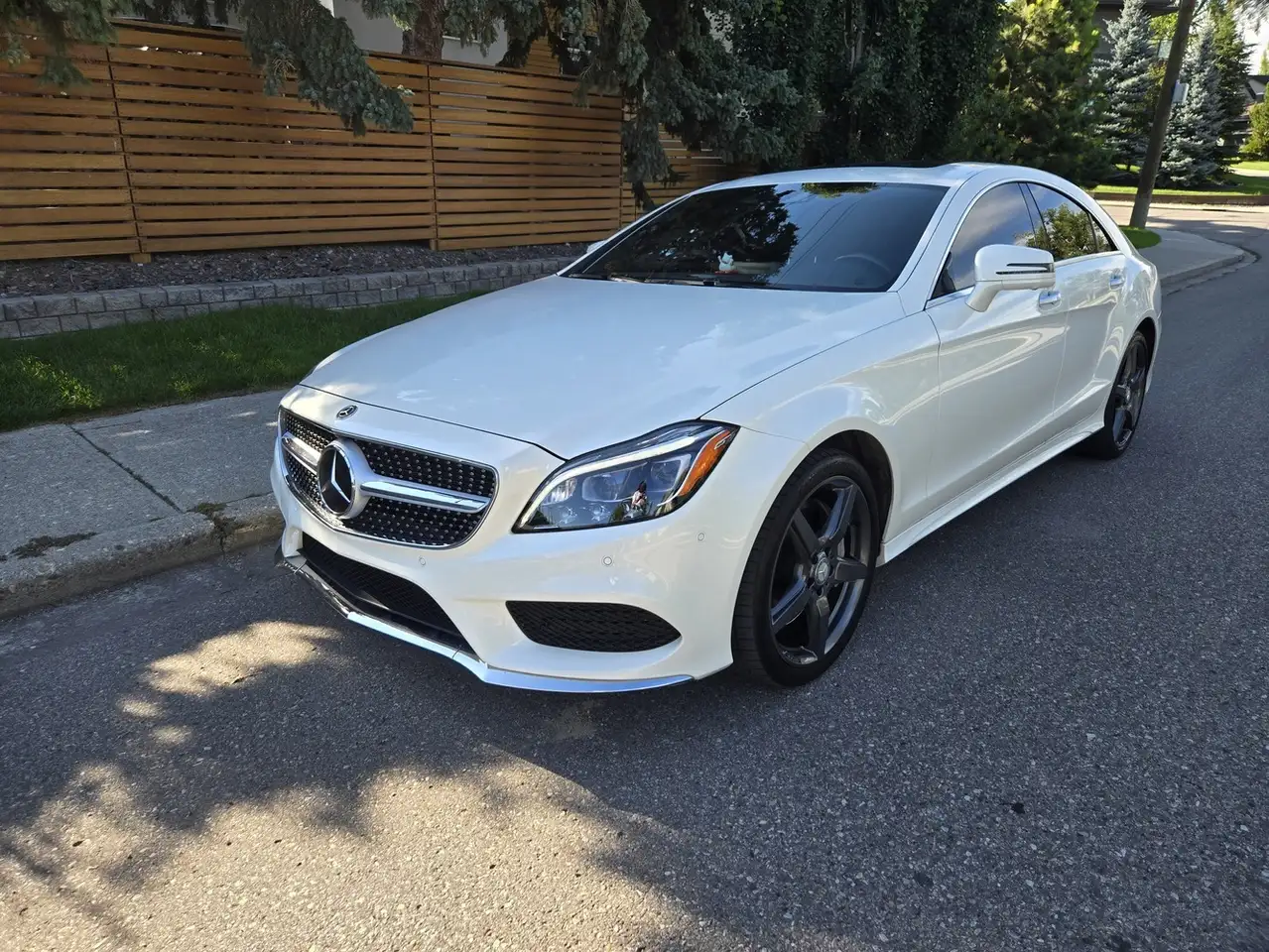 Mercedes-Benz CLS снимка Mercedes-Benz CLS