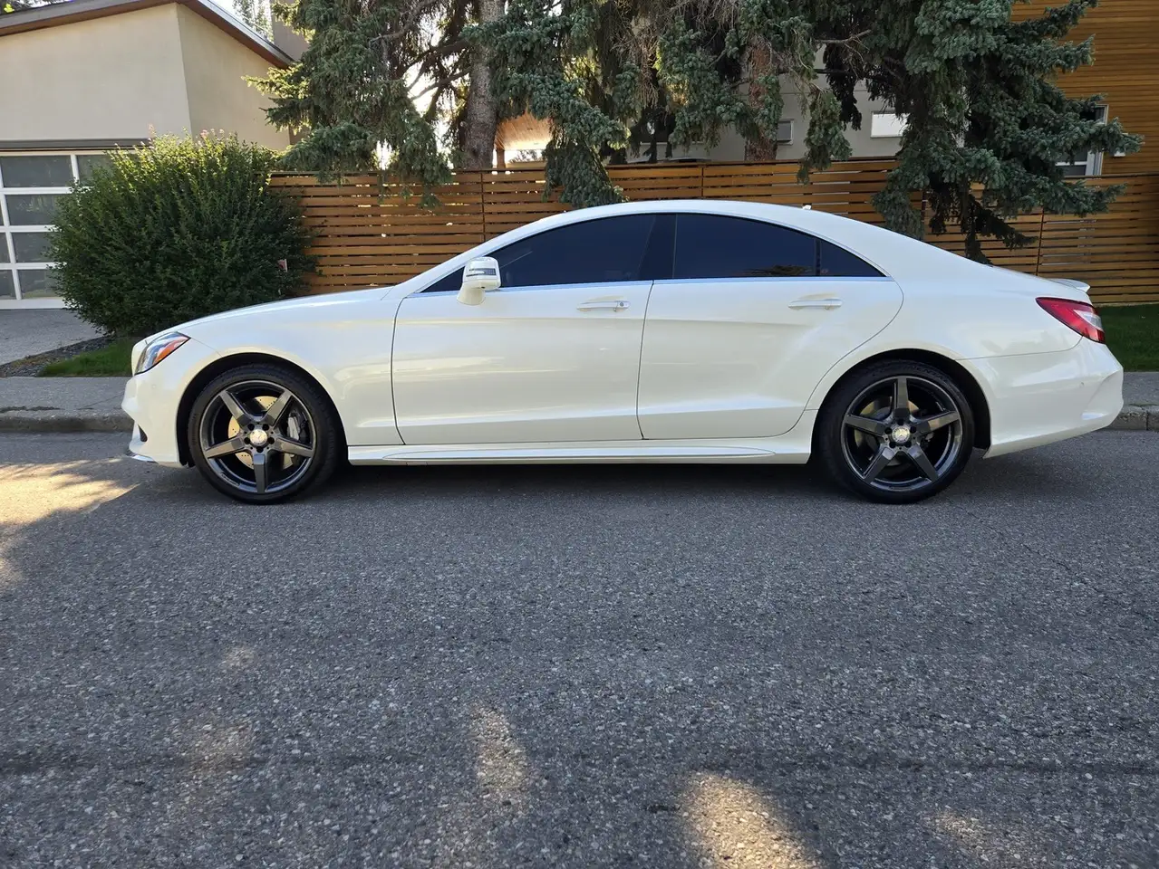 Mercedes-Benz CLS снимка Mercedes-Benz CLS