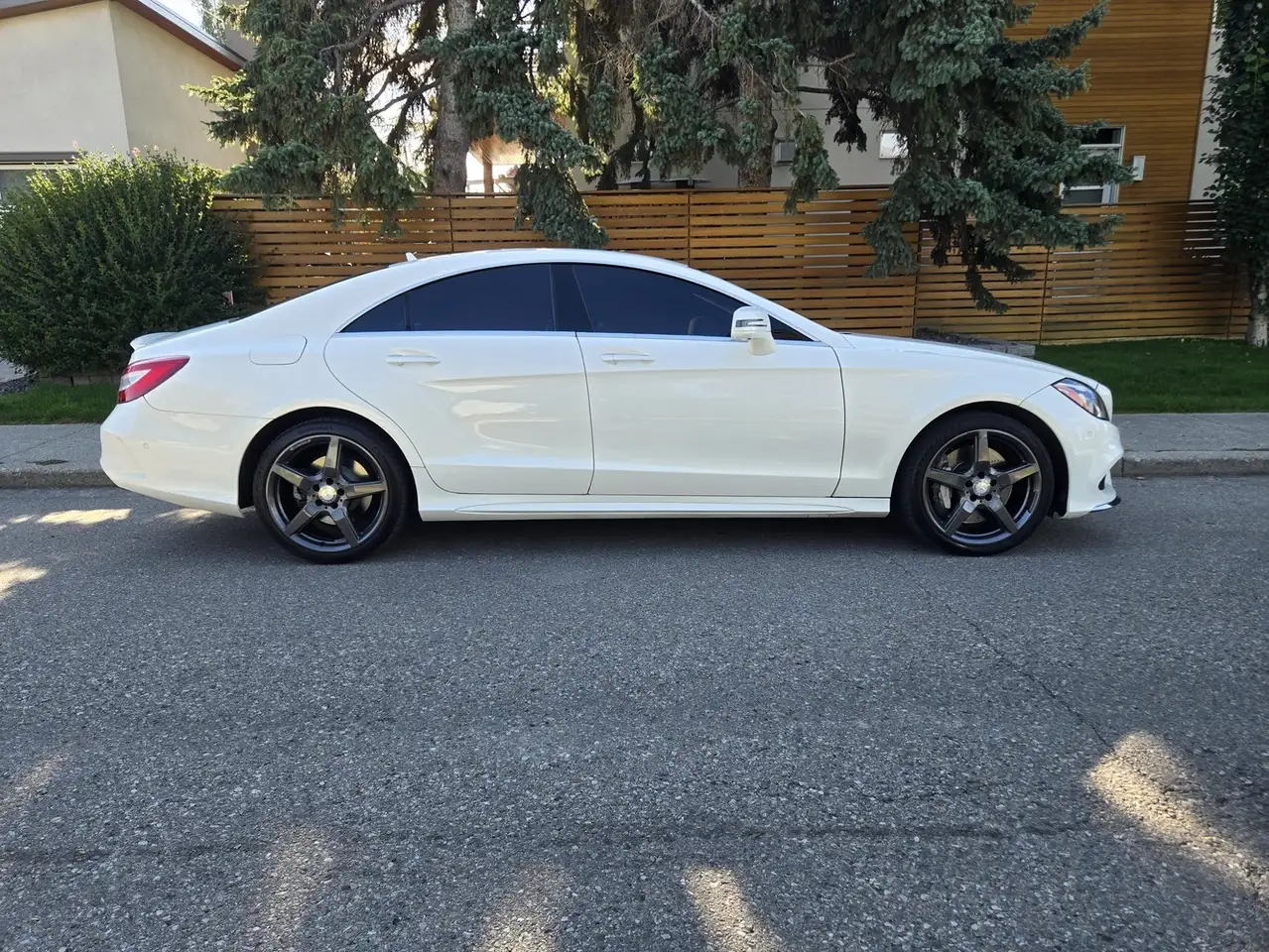 Mercedes-Benz CLS снимка Mercedes-Benz CLS