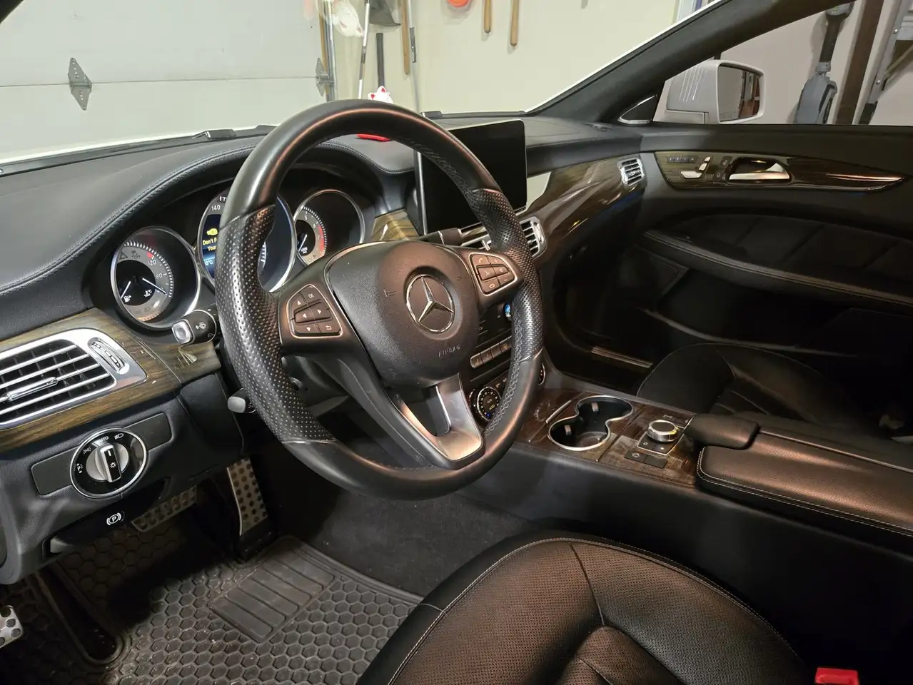 Mercedes-Benz CLS снимка Mercedes-Benz CLS