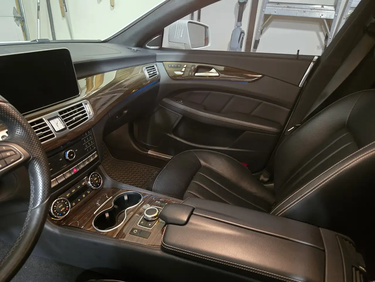 Mercedes-Benz CLS снимка Mercedes-Benz CLS