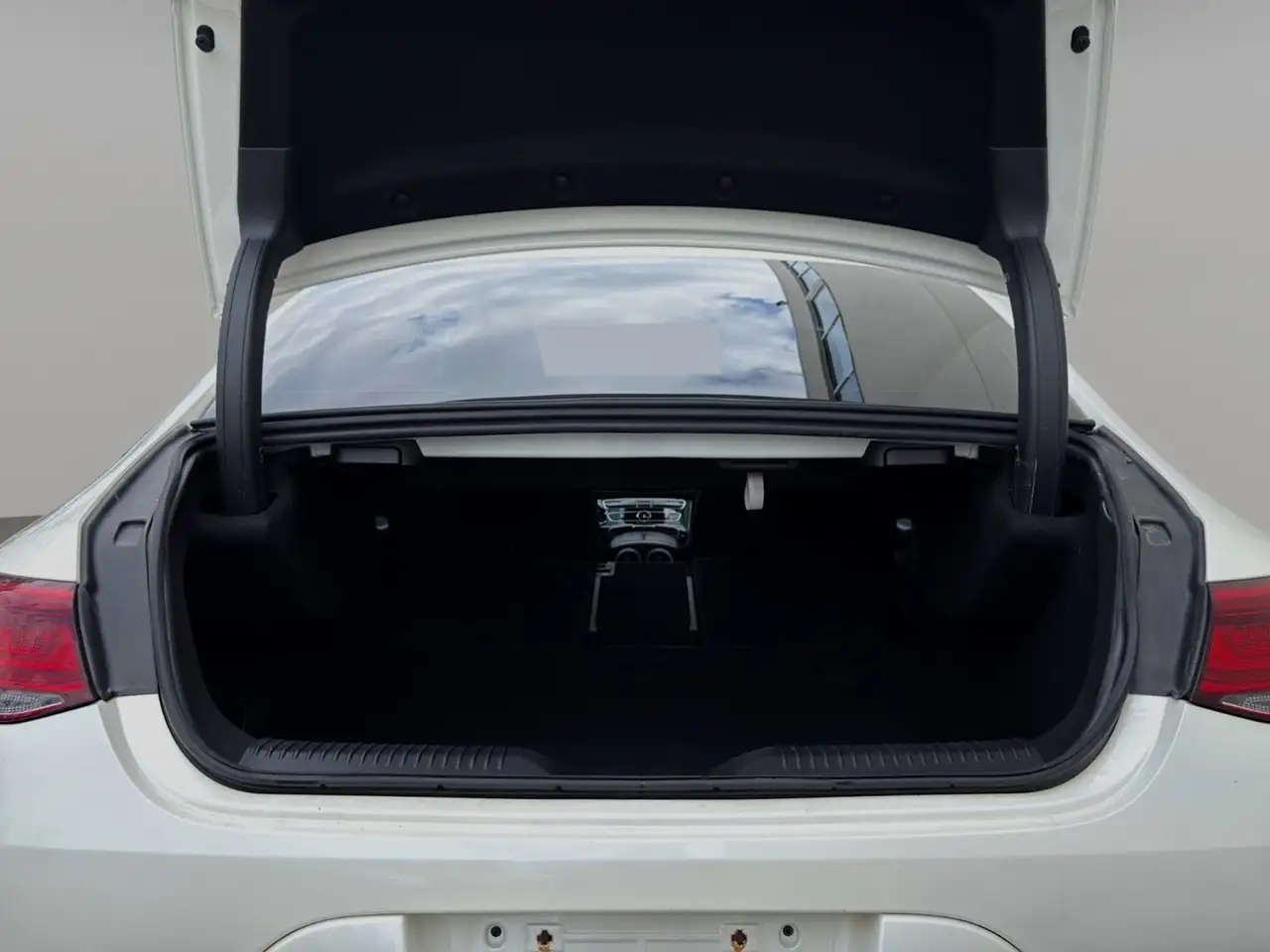 Mercedes-Benz CLS снимка Mercedes-Benz CLS