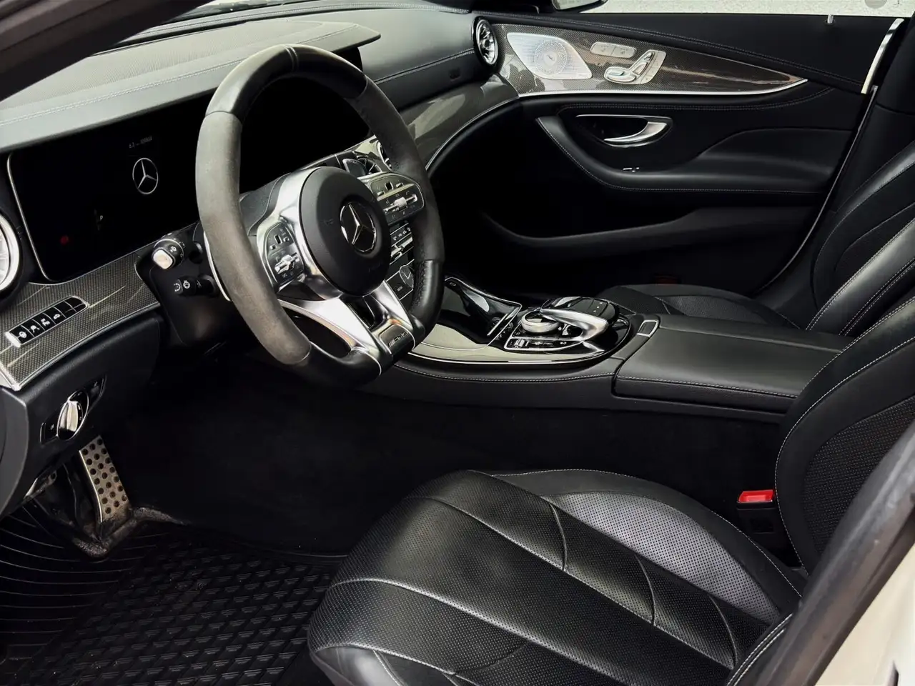 Mercedes-Benz CLS снимка Mercedes-Benz CLS
