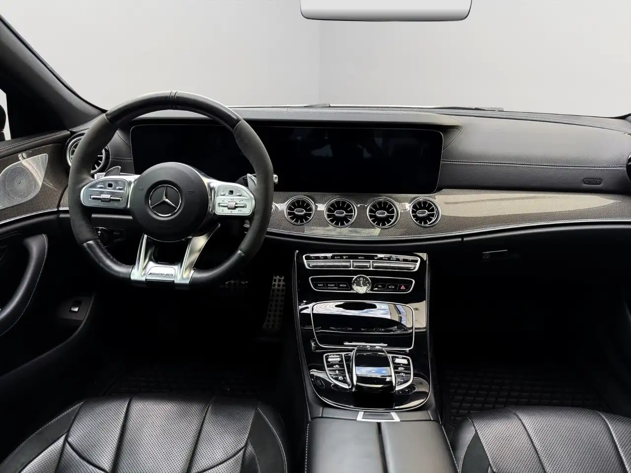 Mercedes-Benz CLS снимка Mercedes-Benz CLS