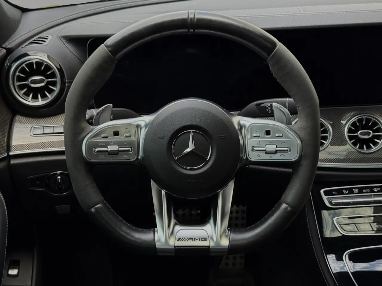 Mercedes-Benz CLS снимка Mercedes-Benz CLS