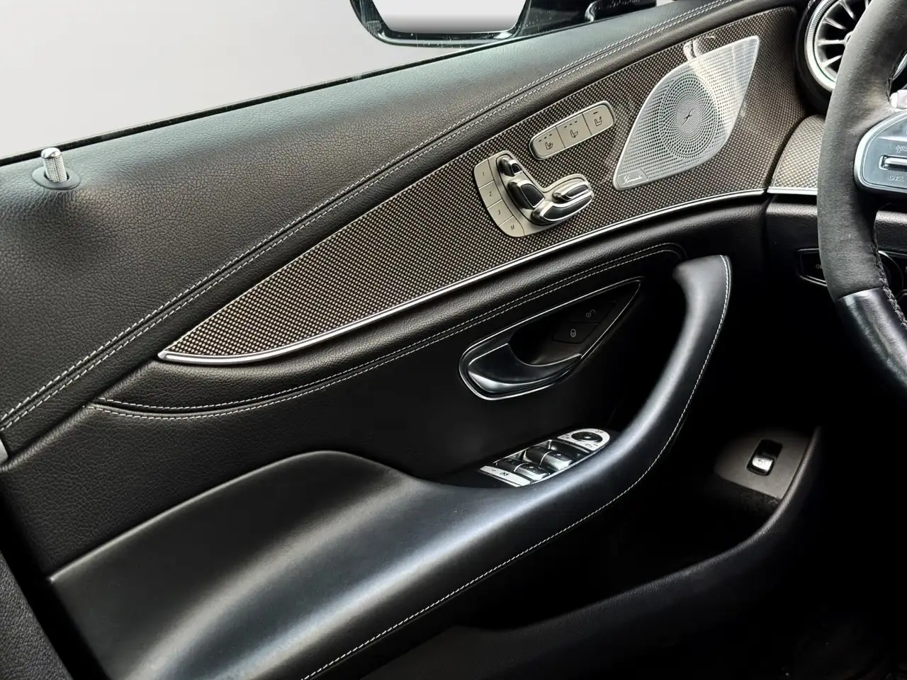 Mercedes-Benz CLS снимка Mercedes-Benz CLS