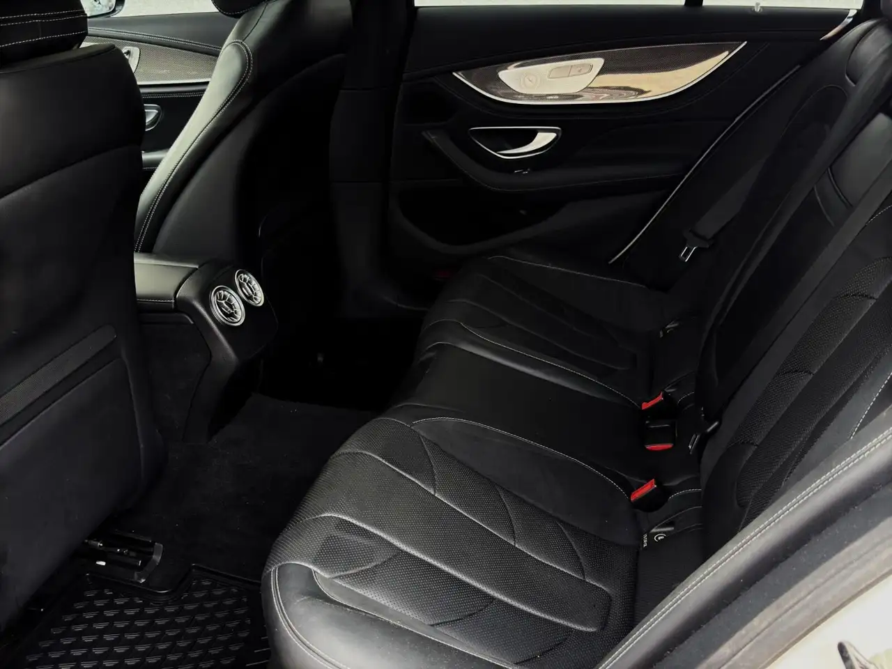 Mercedes-Benz CLS снимка Mercedes-Benz CLS