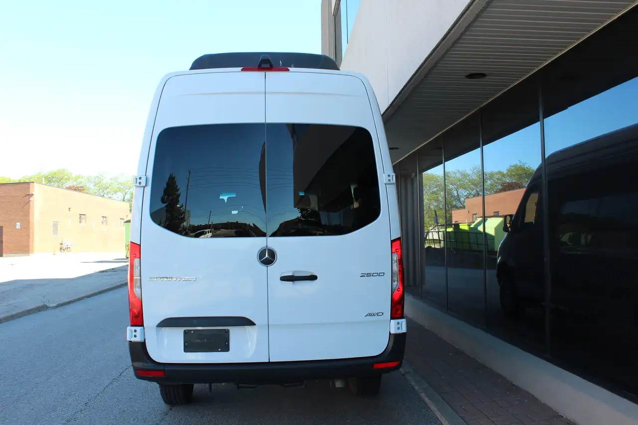 Mercedes-Benz Sprinter photo Mercedes-Benz Sprinter