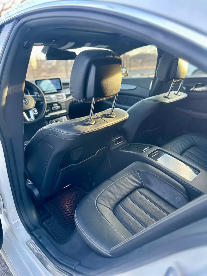 Mercedes-Benz CLS снимка Mercedes-Benz CLS