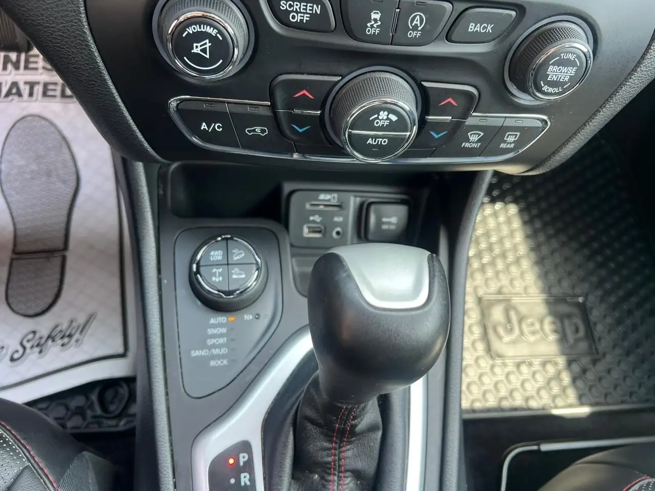 Jeep Cherokee photo Jeep Cherokee