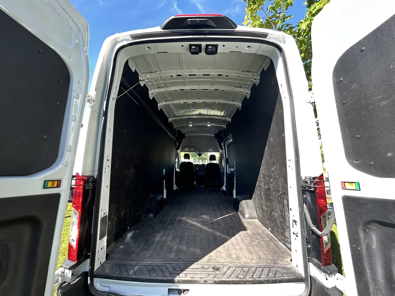 Ford Transit Cargo Van снимка Ford Transit Cargo Van