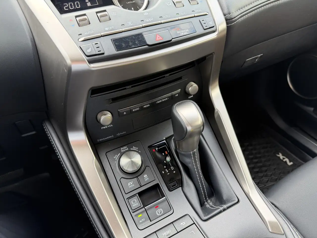 Lexus NX fotografie Lexus NX
