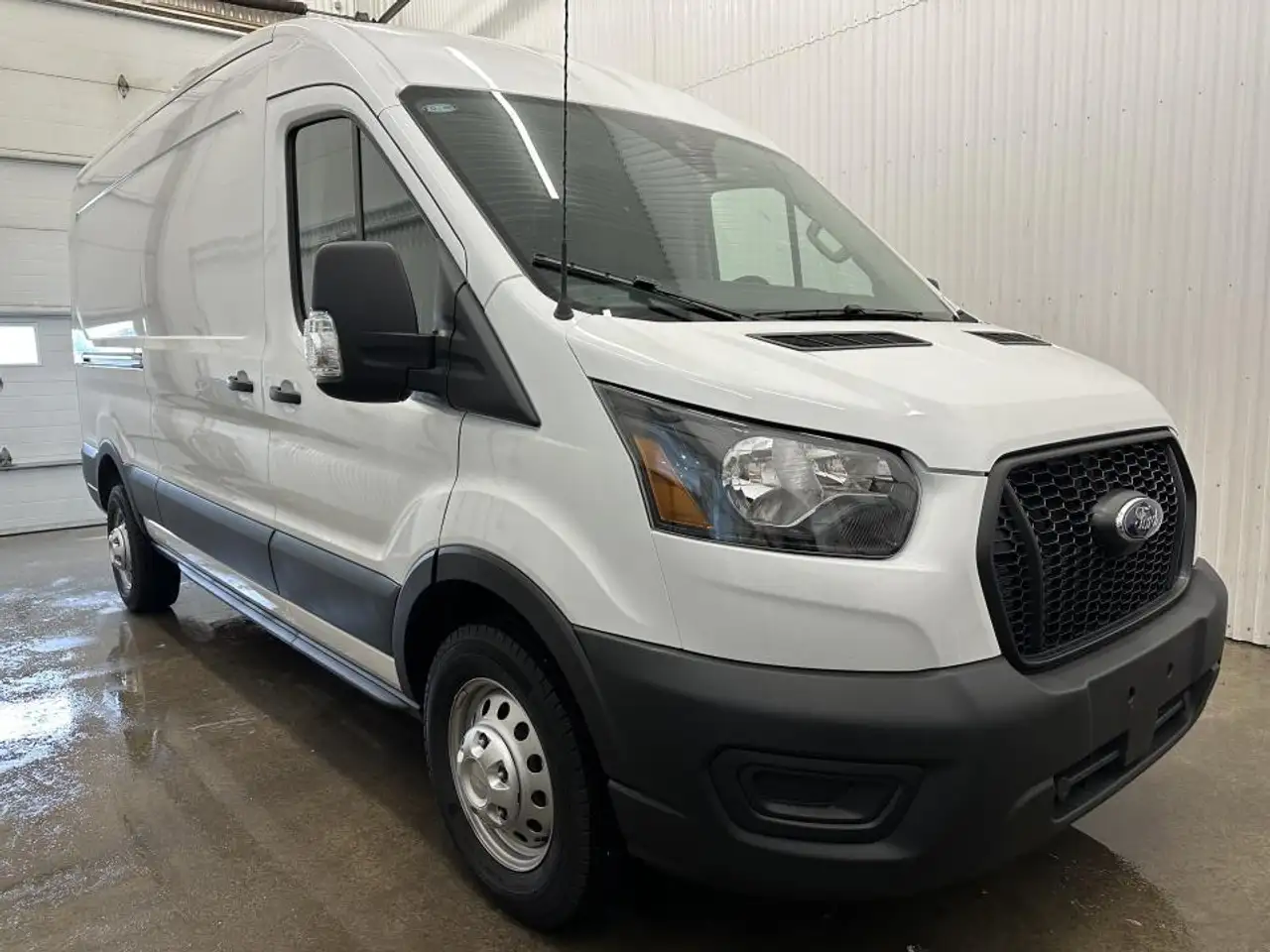 Ford Transit Cargo Van снимка Ford Transit Cargo Van