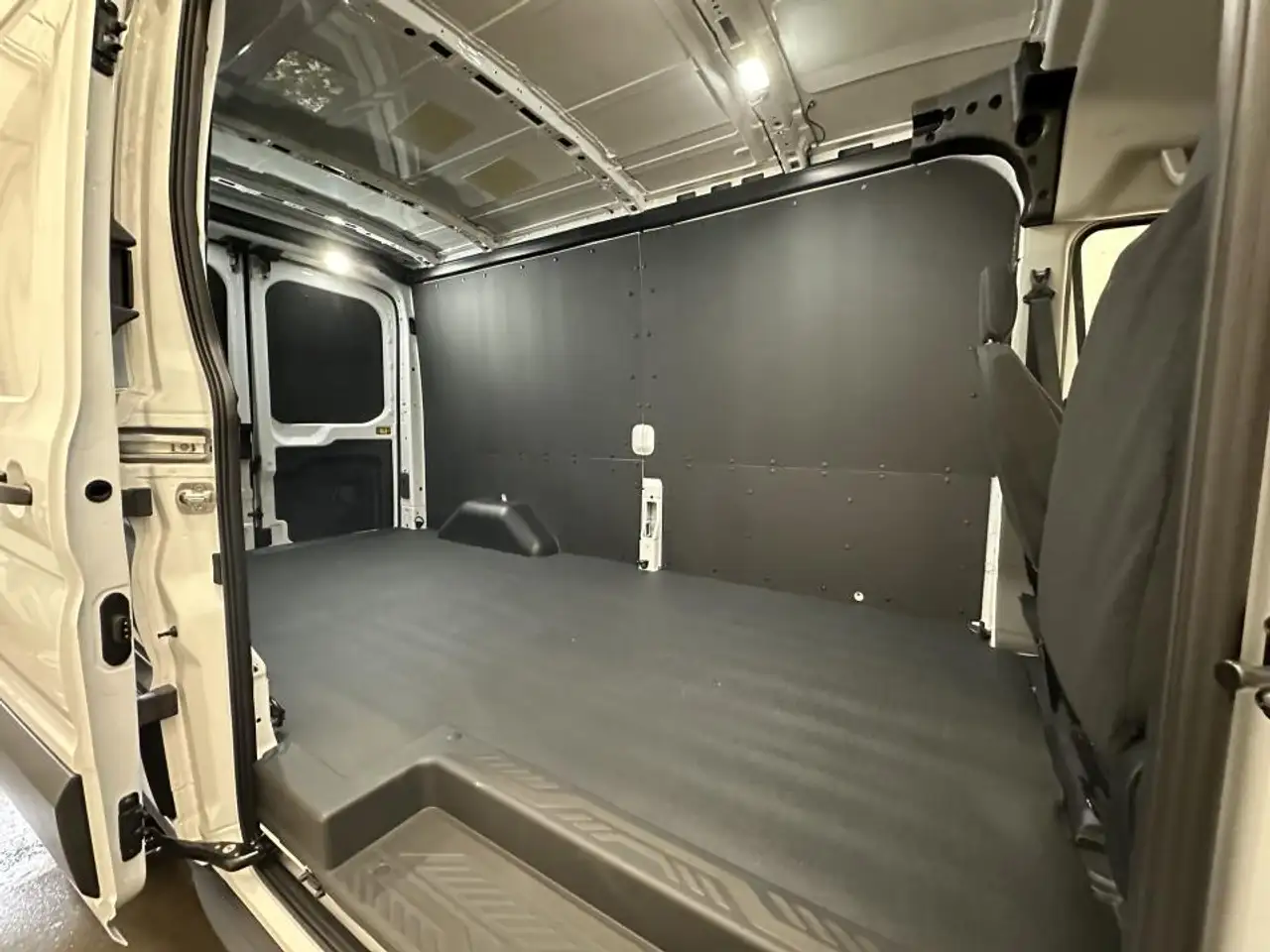 Ford Transit Cargo Van снимка Ford Transit Cargo Van