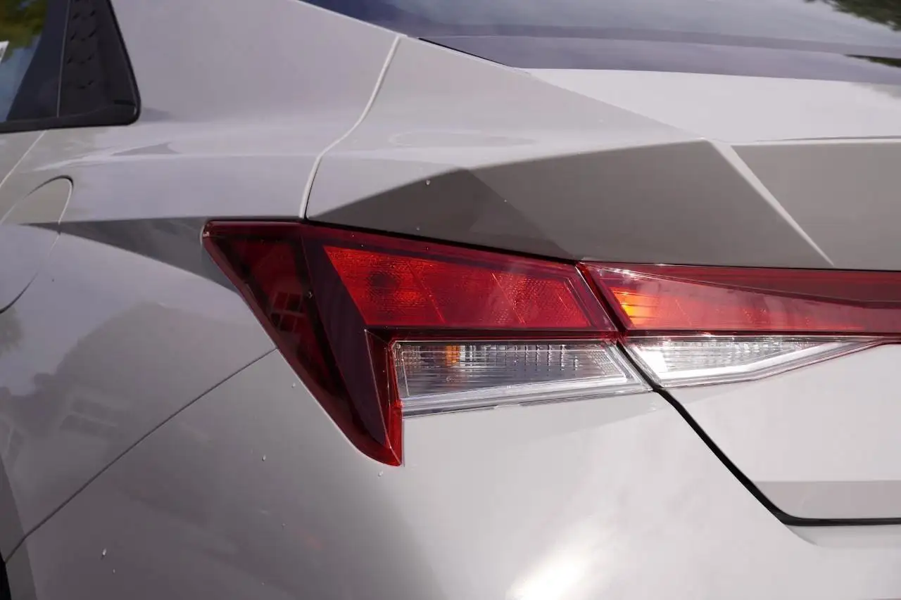 Hyundai ELANTRA fotografie Hyundai ELANTRA