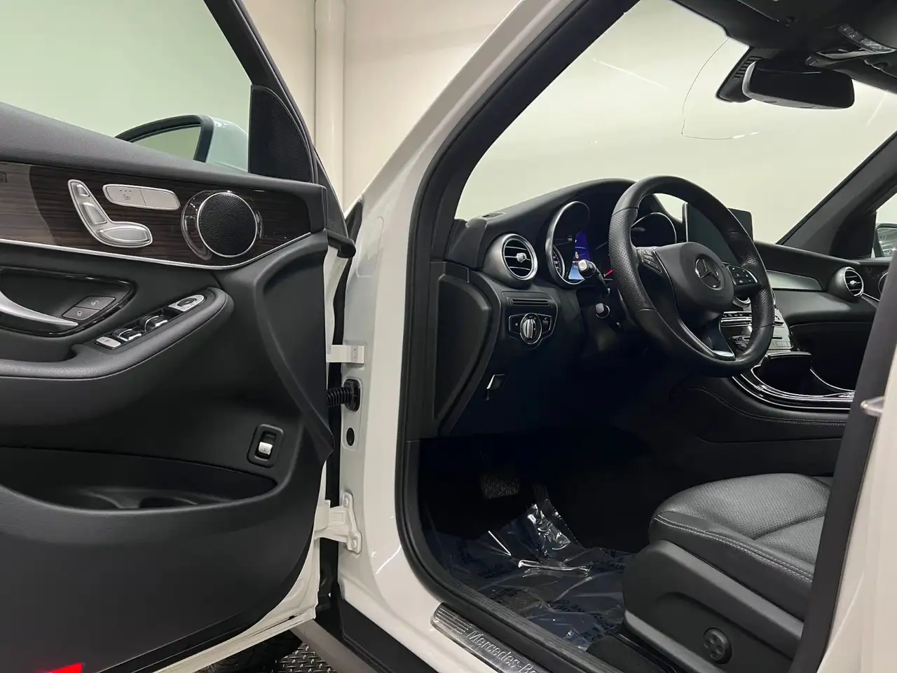 Mercedes-Benz GLC снимка Mercedes-Benz GLC