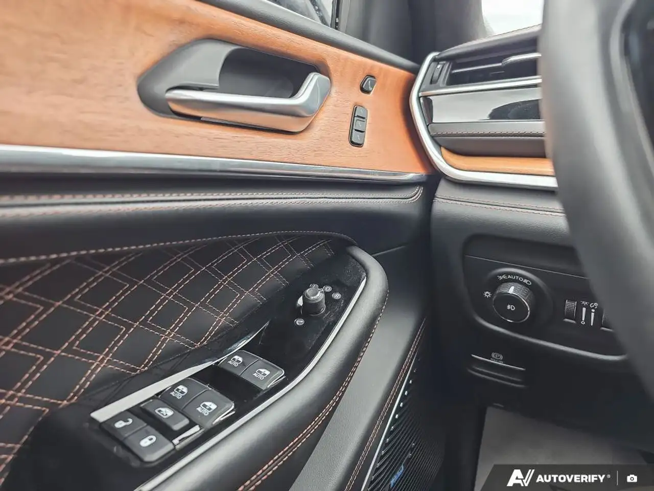 Jeep Grand Cherokee photo Jeep Grand Cherokee