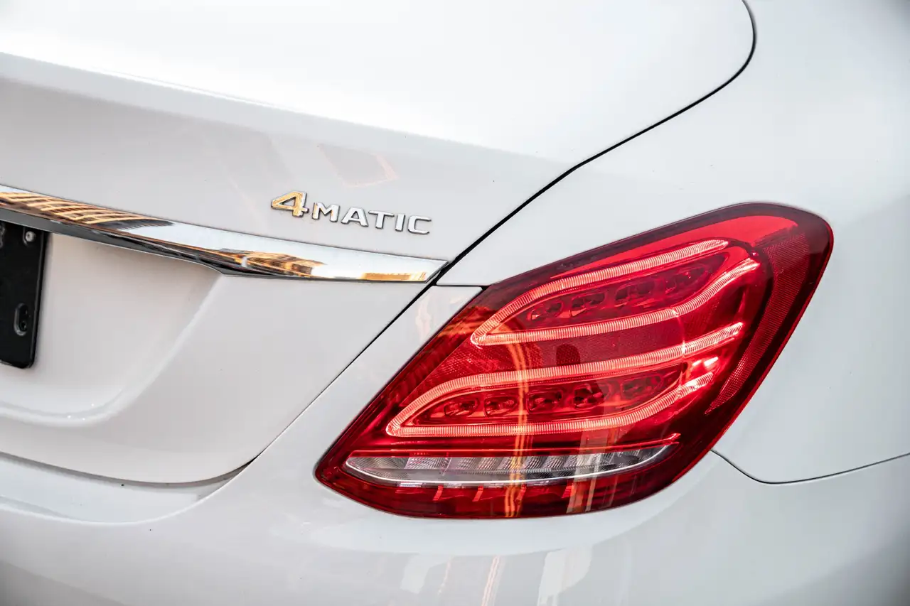 Mercedes-Benz C-Class снимка Mercedes-Benz C-Class
