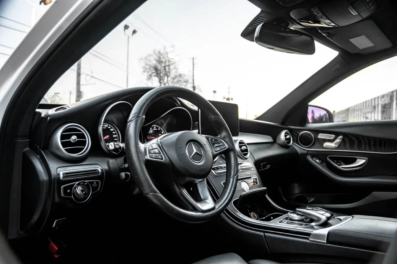 Mercedes-Benz C-Class снимка Mercedes-Benz C-Class