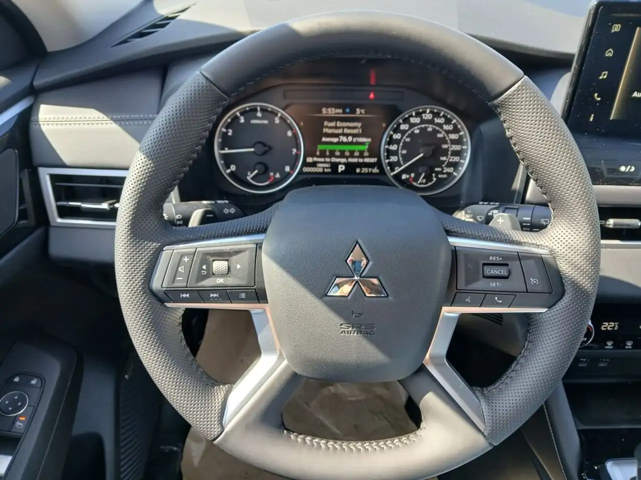 Mitsubishi Outlander снимка Mitsubishi Outlander