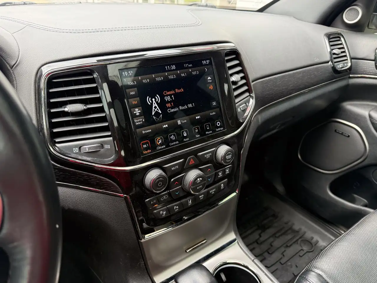 Jeep Grand Cherokee снимка Jeep Grand Cherokee