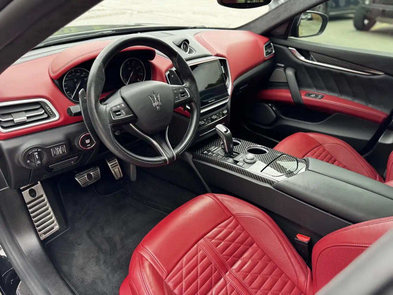 Maserati Ghibli снимка Maserati Ghibli