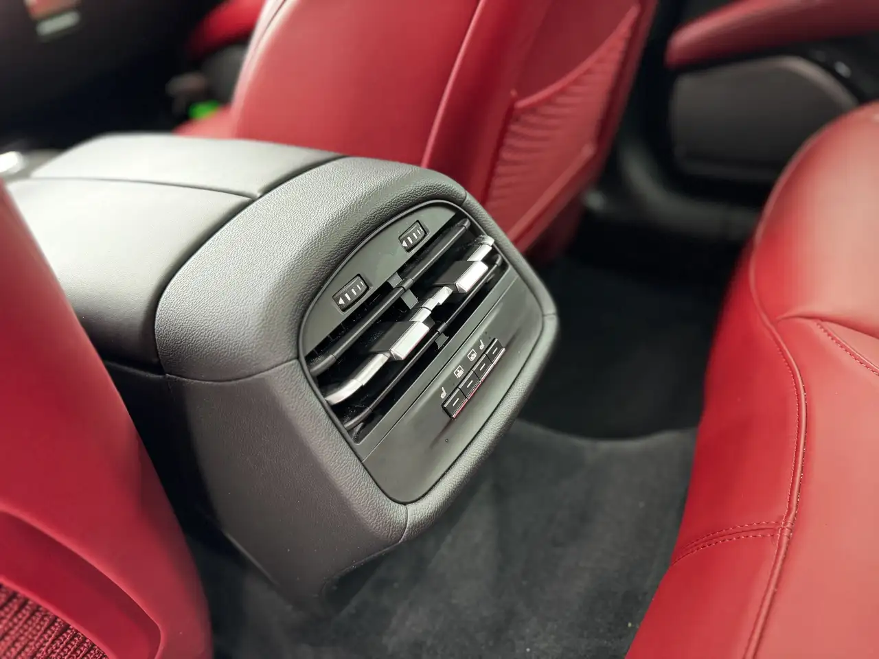 Maserati Ghibli снимка Maserati Ghibli