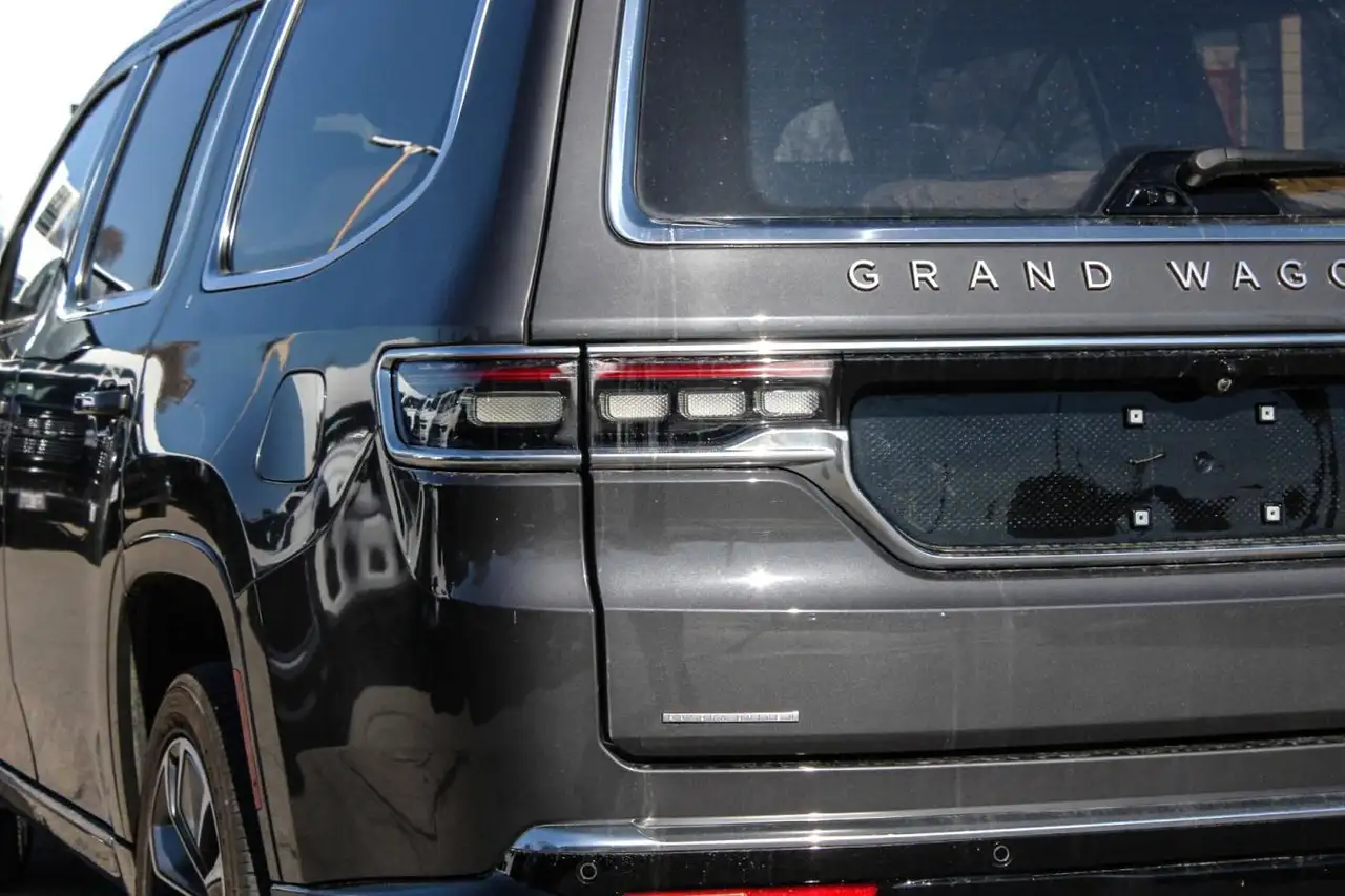 Jeep Grand Wagoneer снимка Jeep Grand Wagoneer