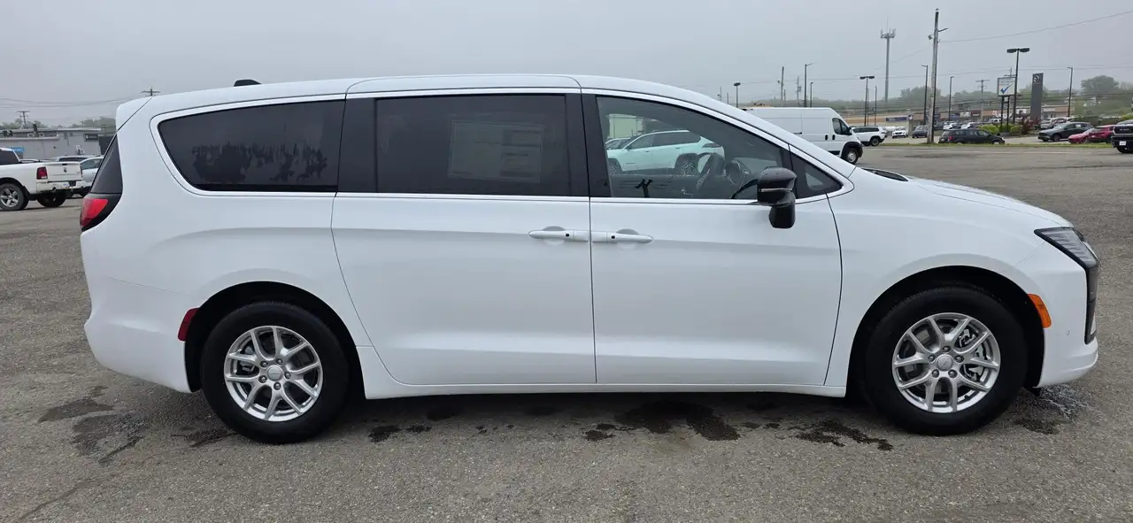 Chrysler Pacifica photo Chrysler Pacifica