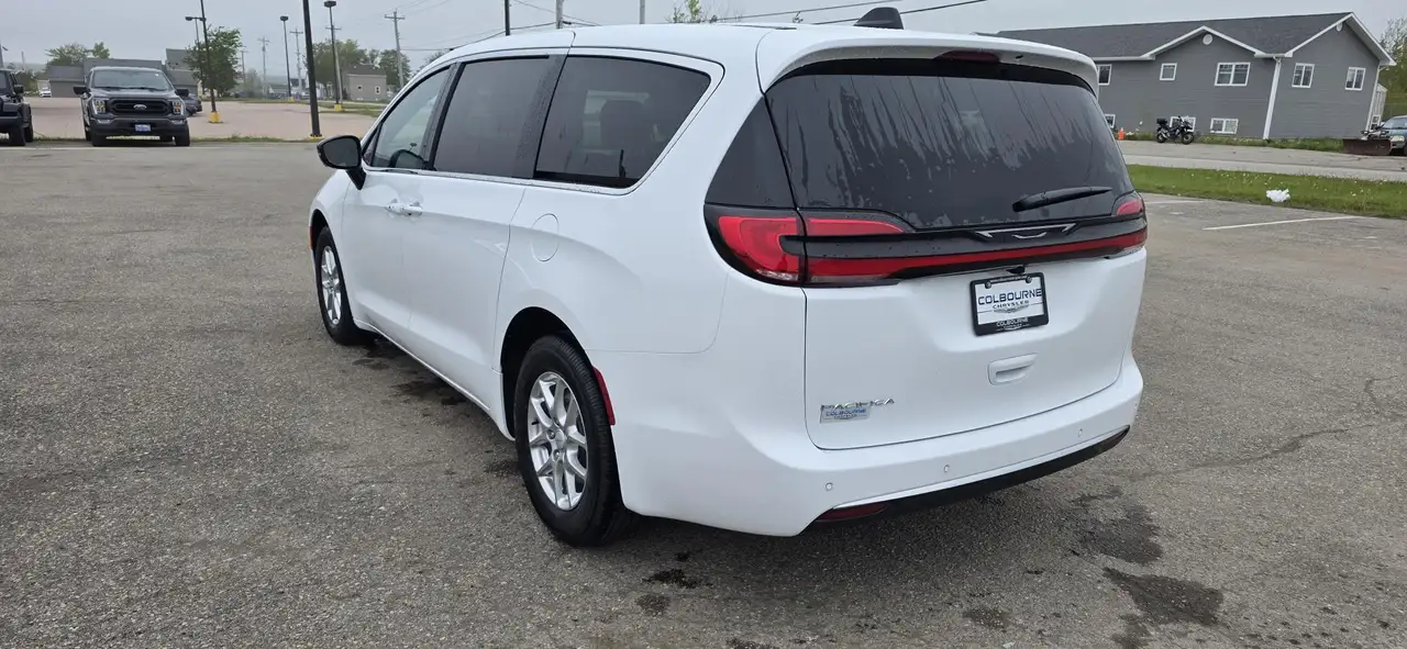 Chrysler Pacifica photo Chrysler Pacifica