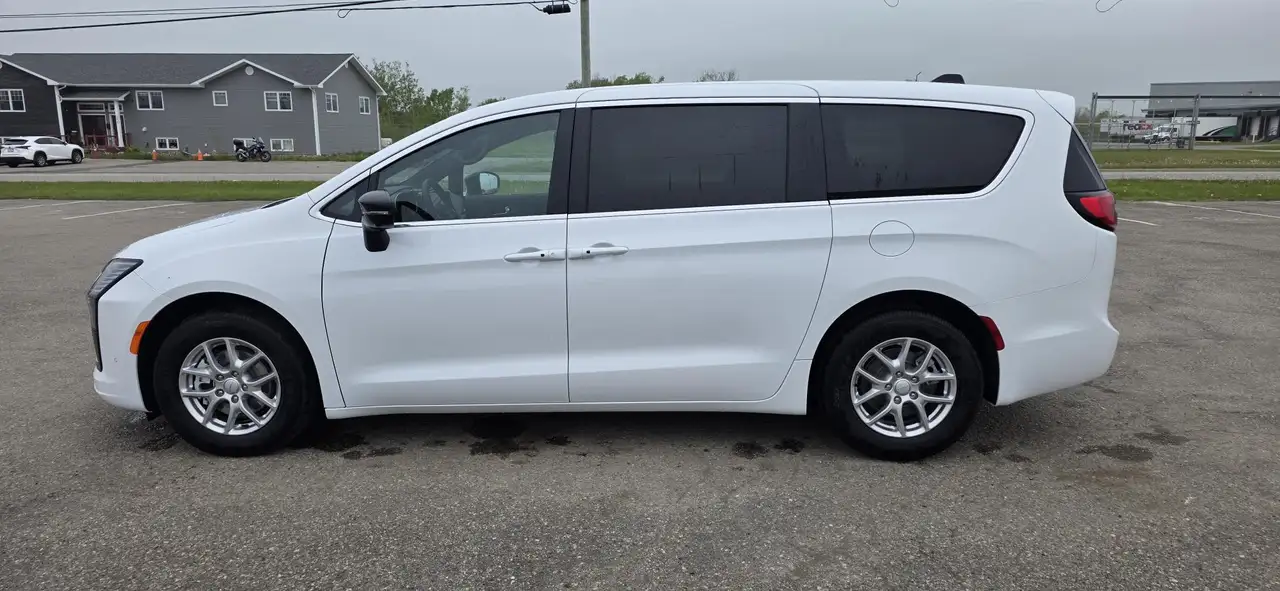 Chrysler Pacifica photo Chrysler Pacifica