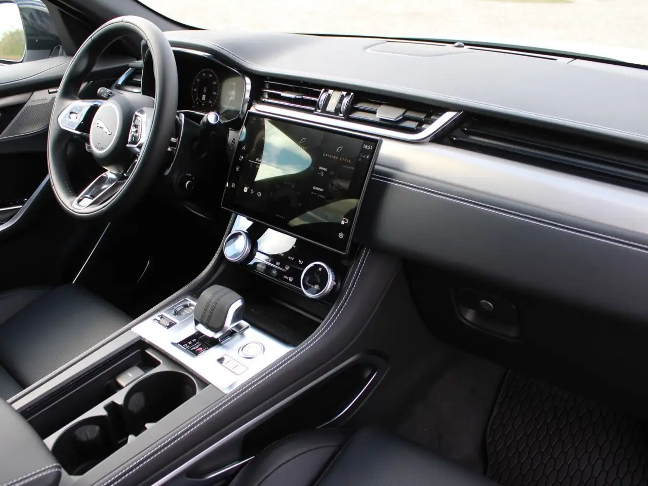 Jaguar F-Pace снимка Jaguar F-Pace