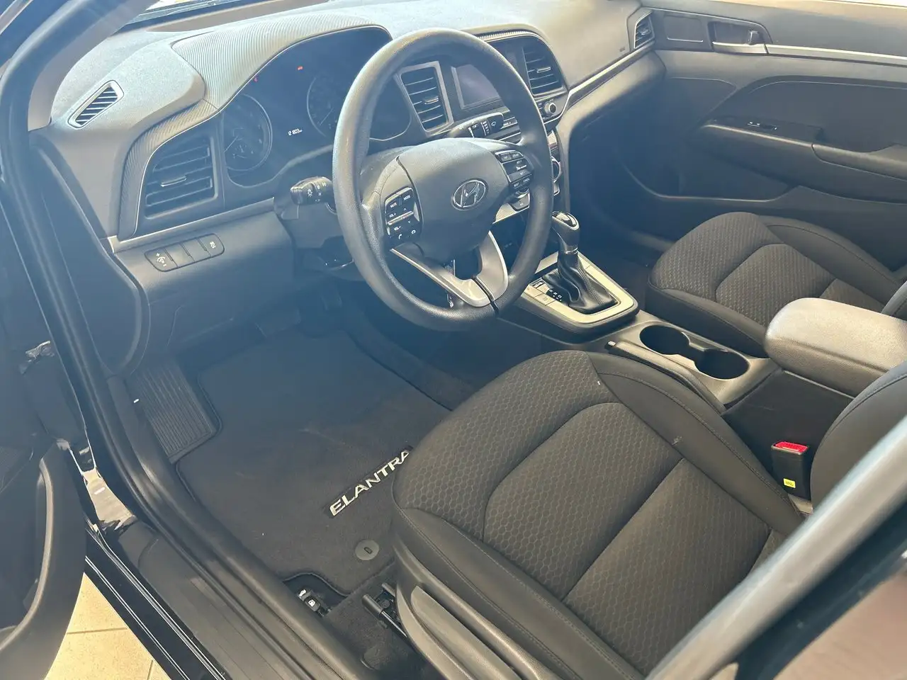 Hyundai ELANTRA снимка Hyundai ELANTRA