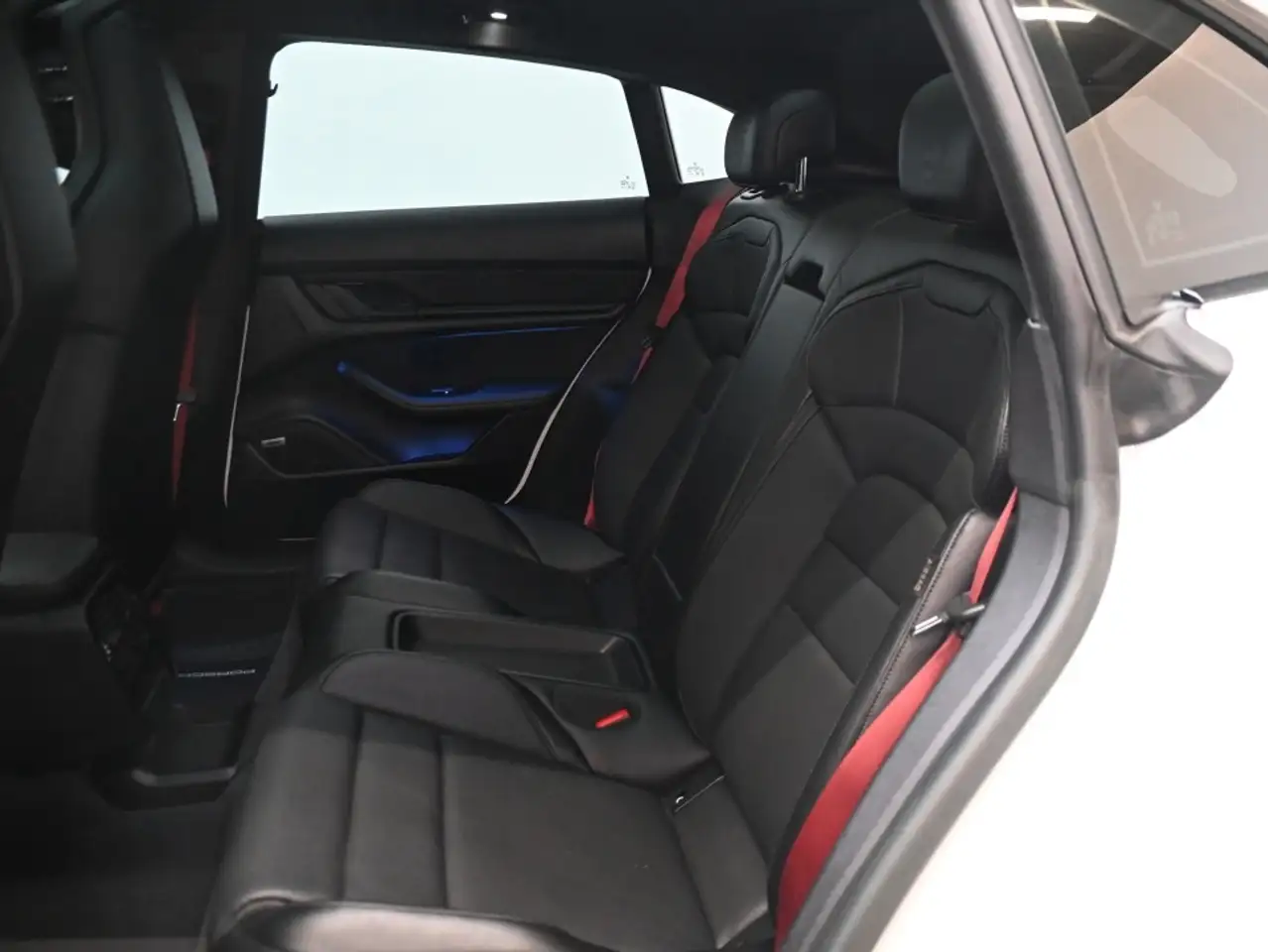 Porsche Taycan снимка Porsche Taycan