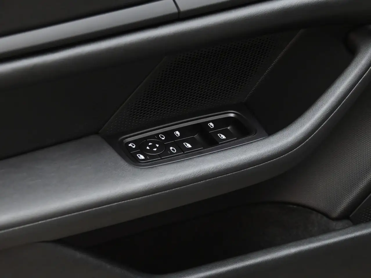Porsche Taycan снимка Porsche Taycan