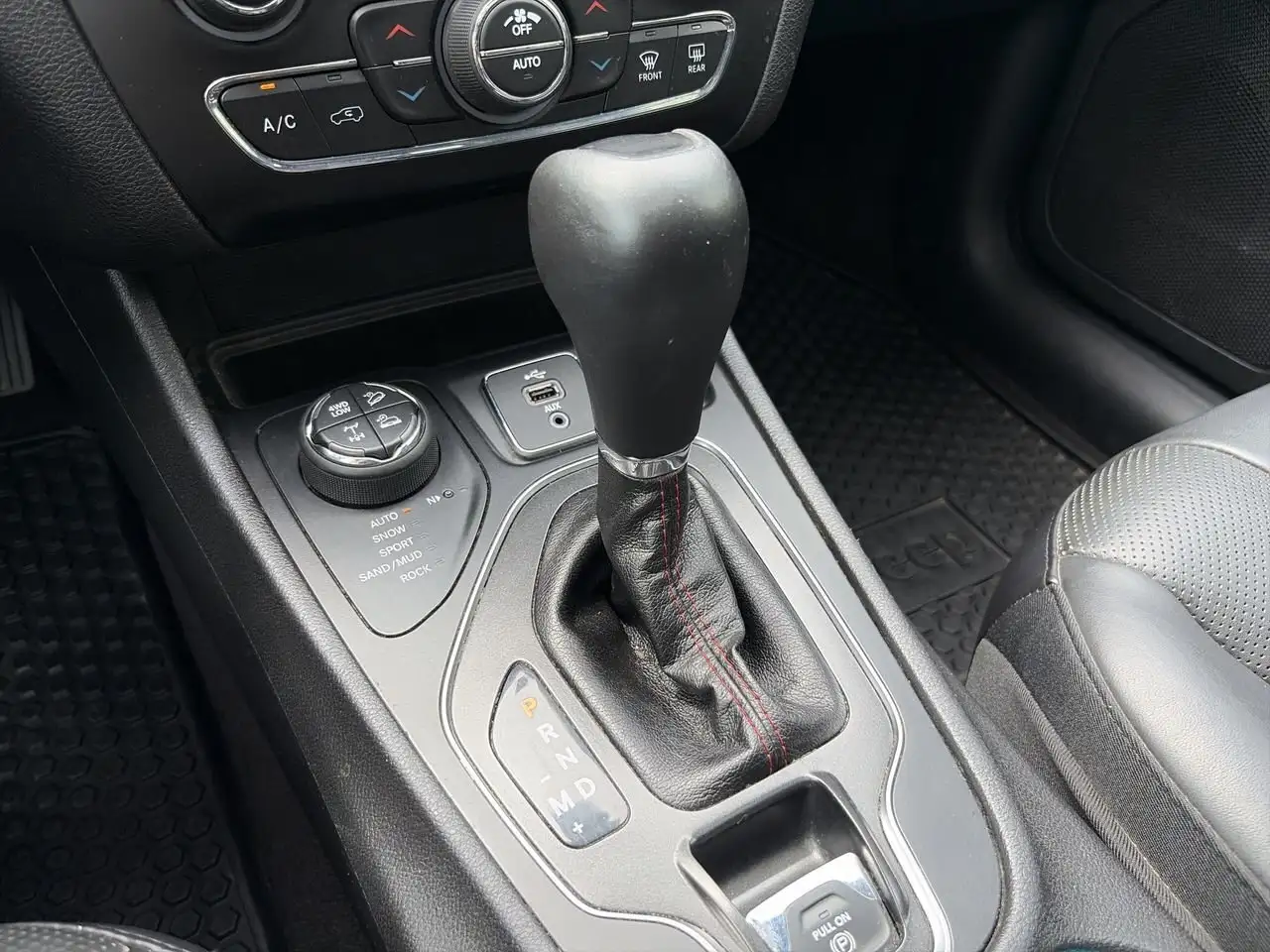 Jeep Cherokee снимка Jeep Cherokee