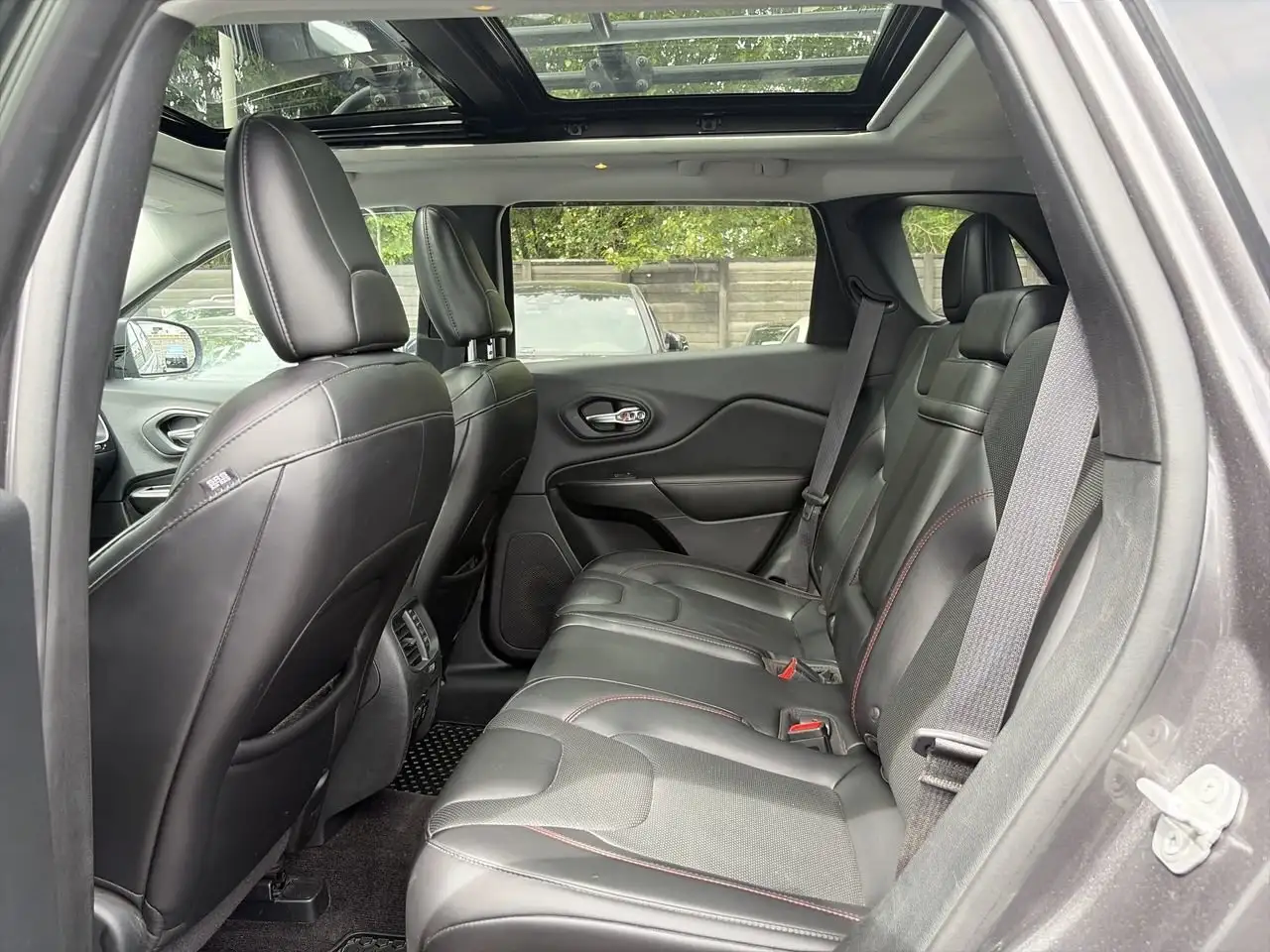 Jeep Cherokee снимка Jeep Cherokee