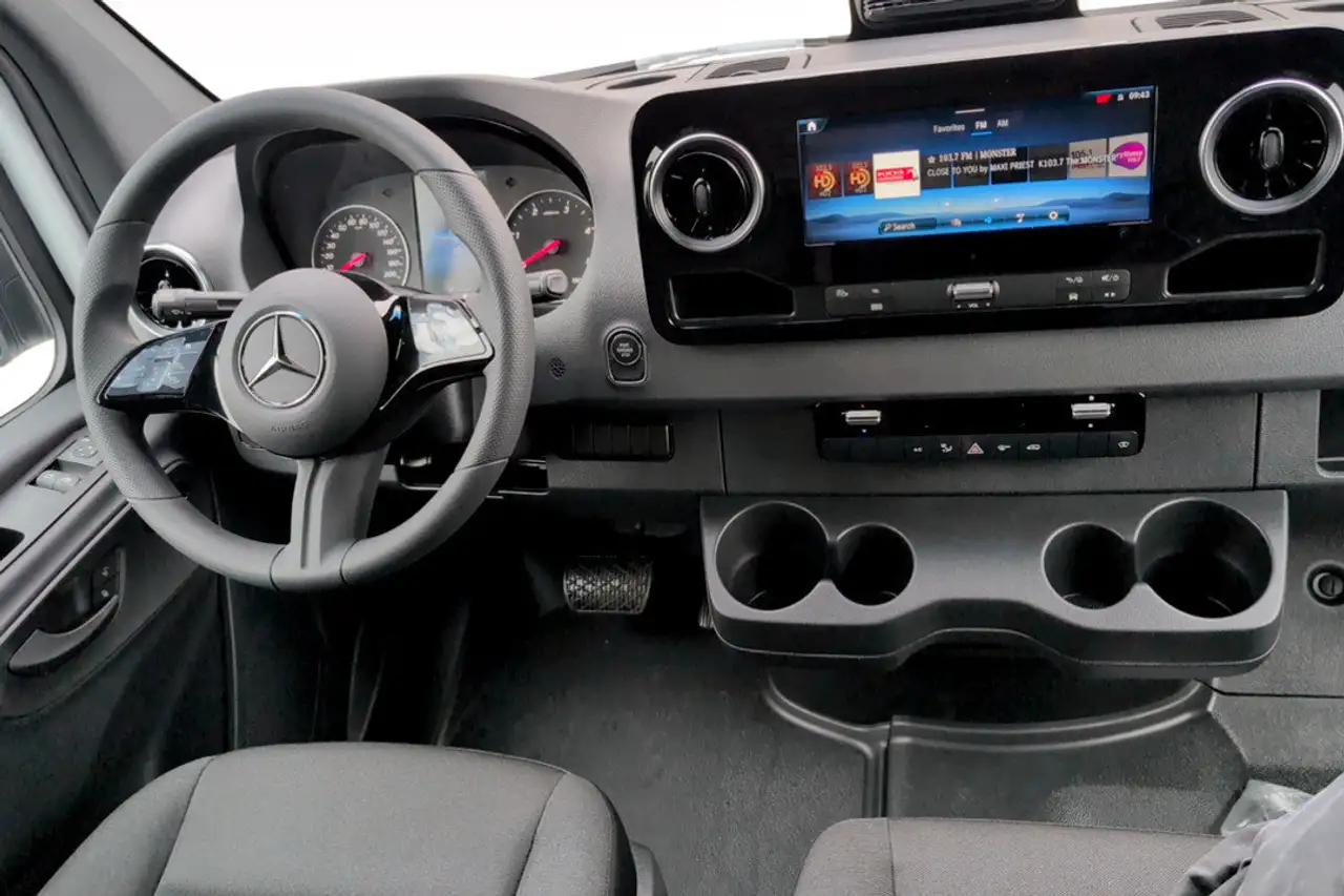 Mercedes-Benz Sprinter photo Mercedes-Benz Sprinter