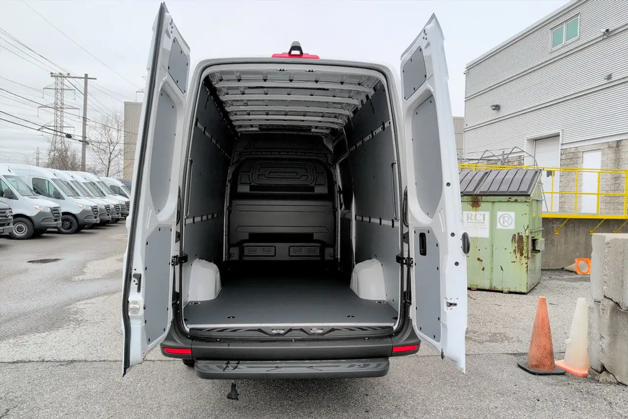Mercedes-Benz Sprinter photo Mercedes-Benz Sprinter