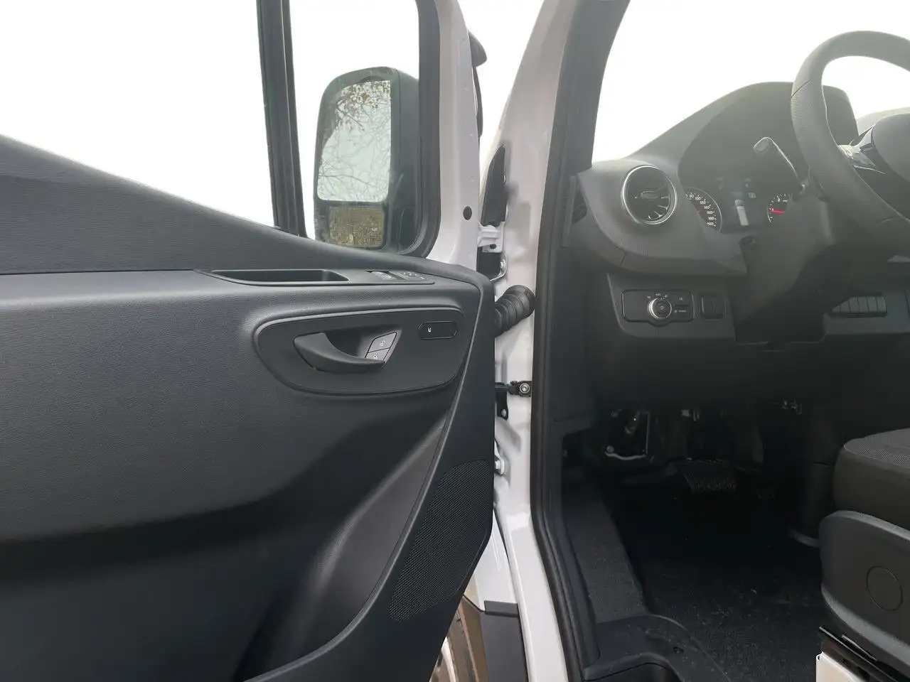 Mercedes-Benz Sprinter photo Mercedes-Benz Sprinter