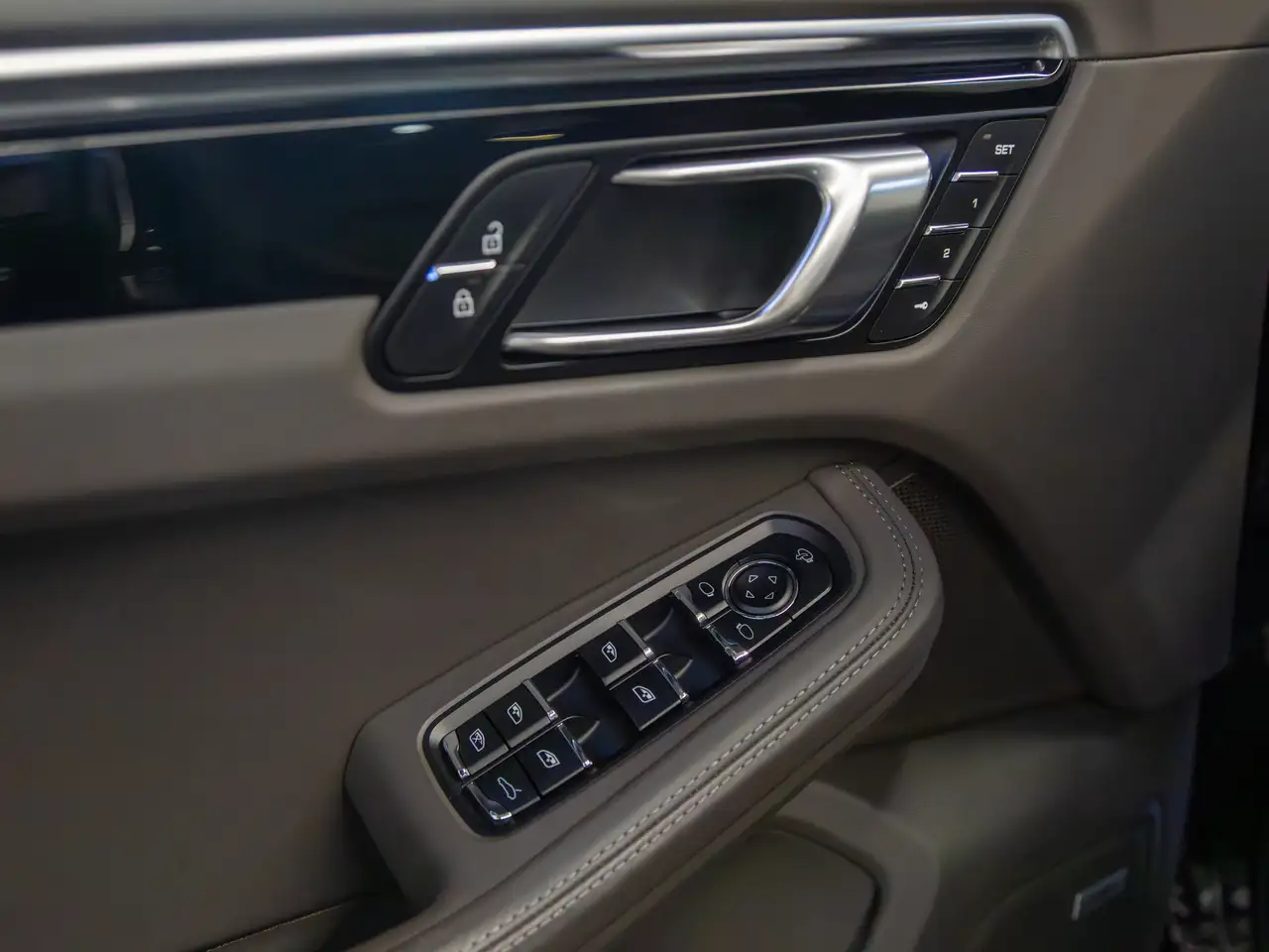 Porsche Macan photo Porsche Macan