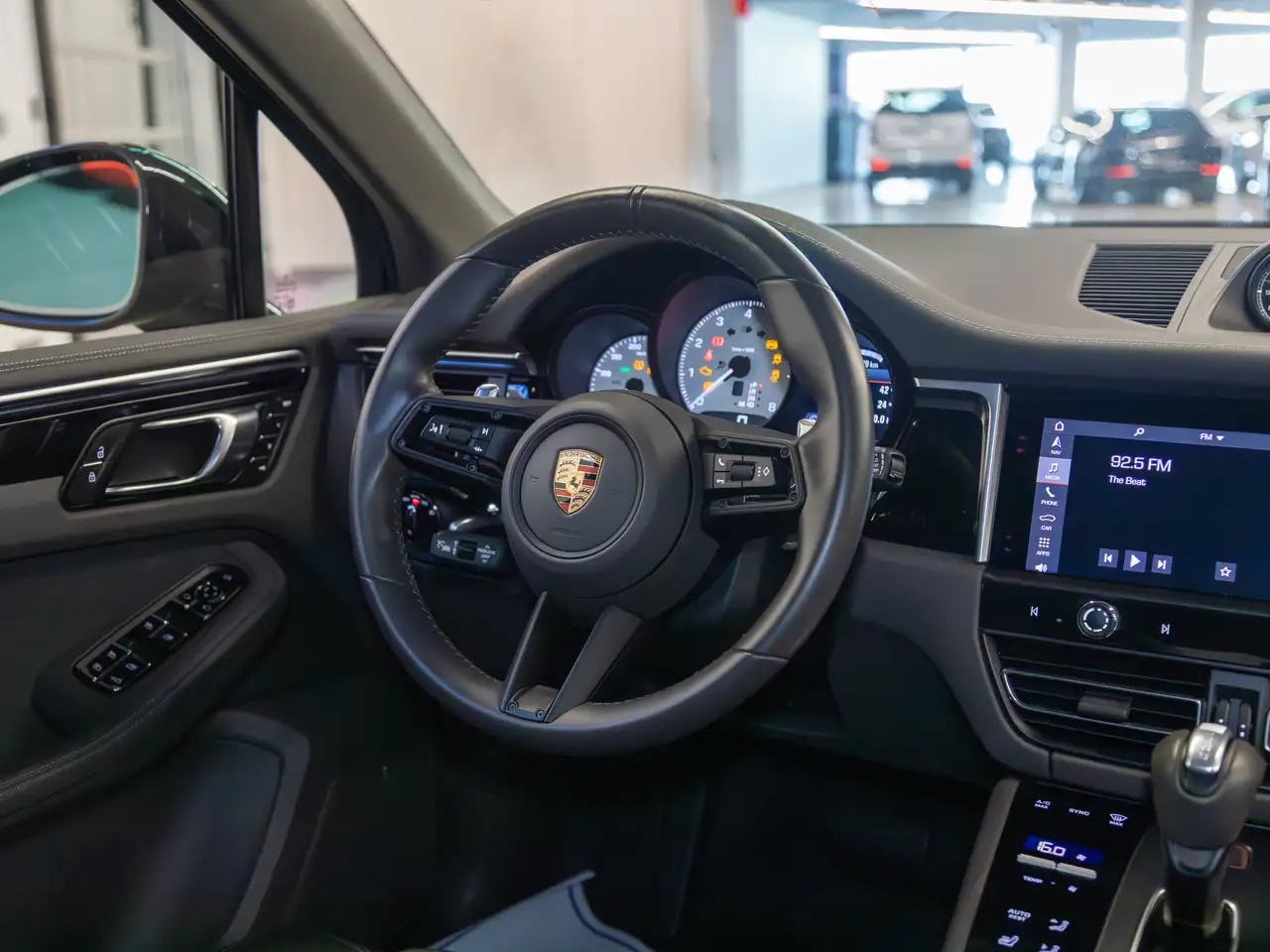 Porsche Macan photo Porsche Macan
