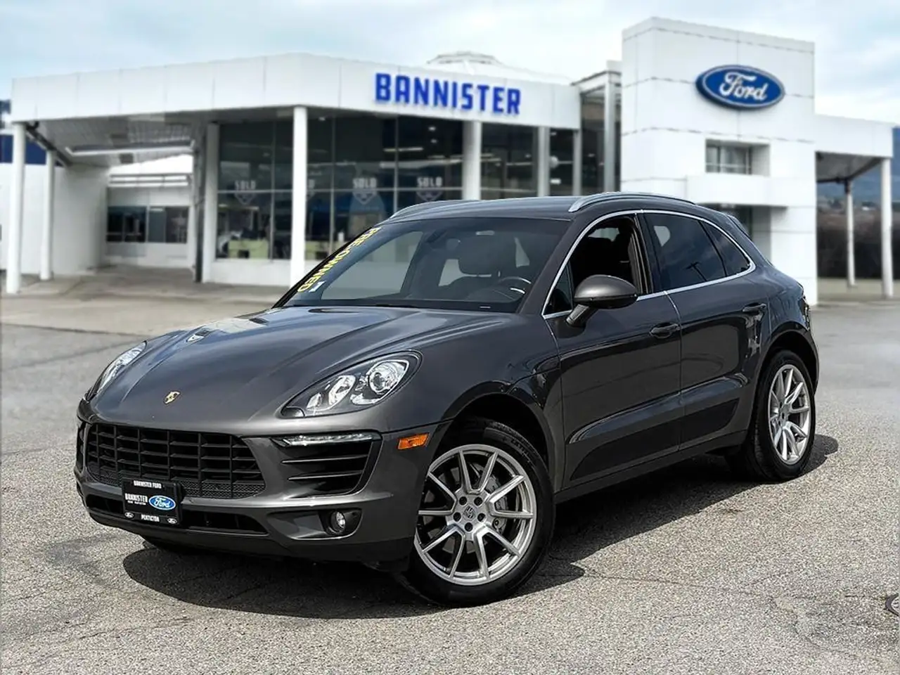 Porsche Macan photo Porsche Macan
