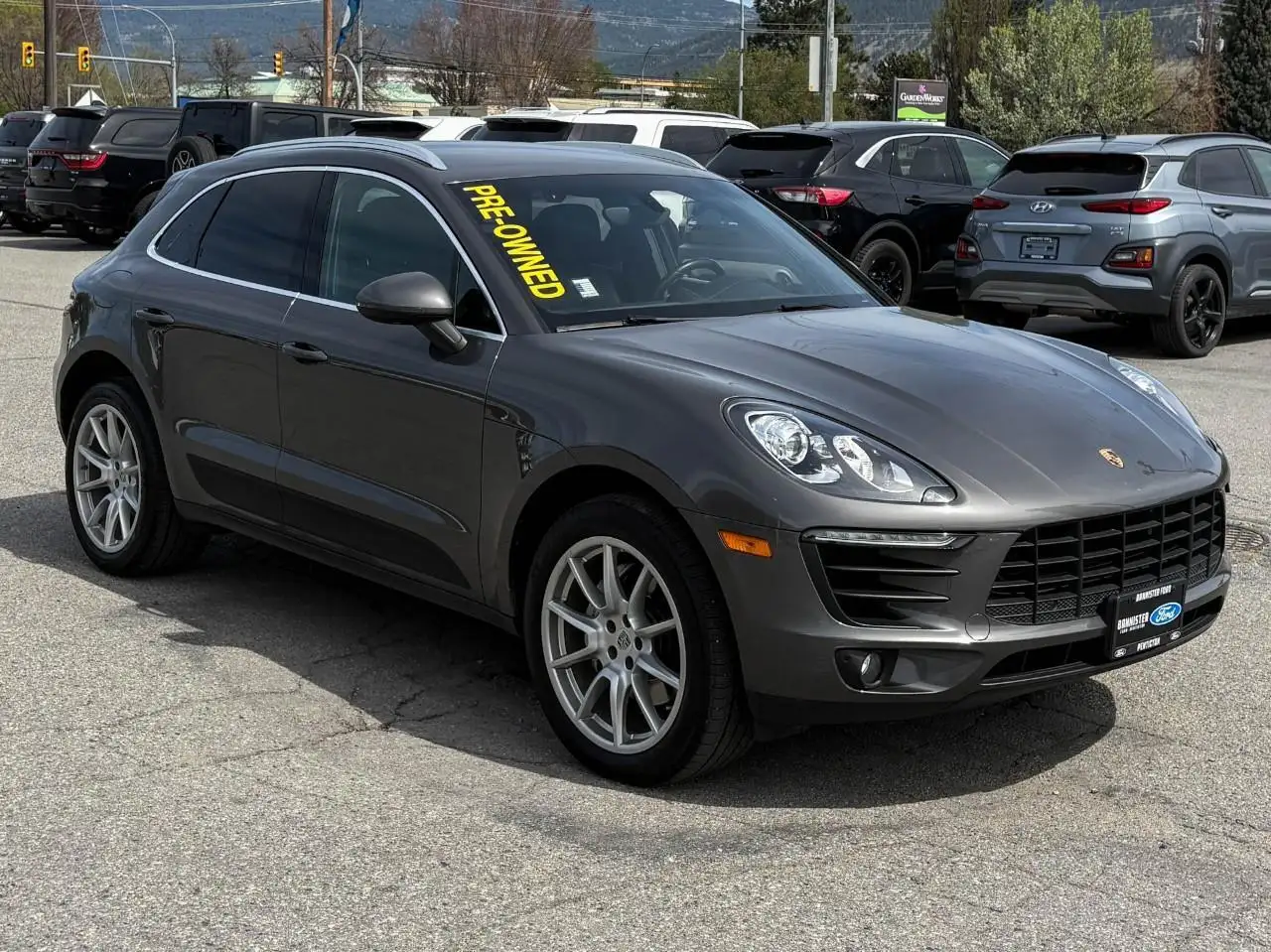 Porsche Macan photo Porsche Macan