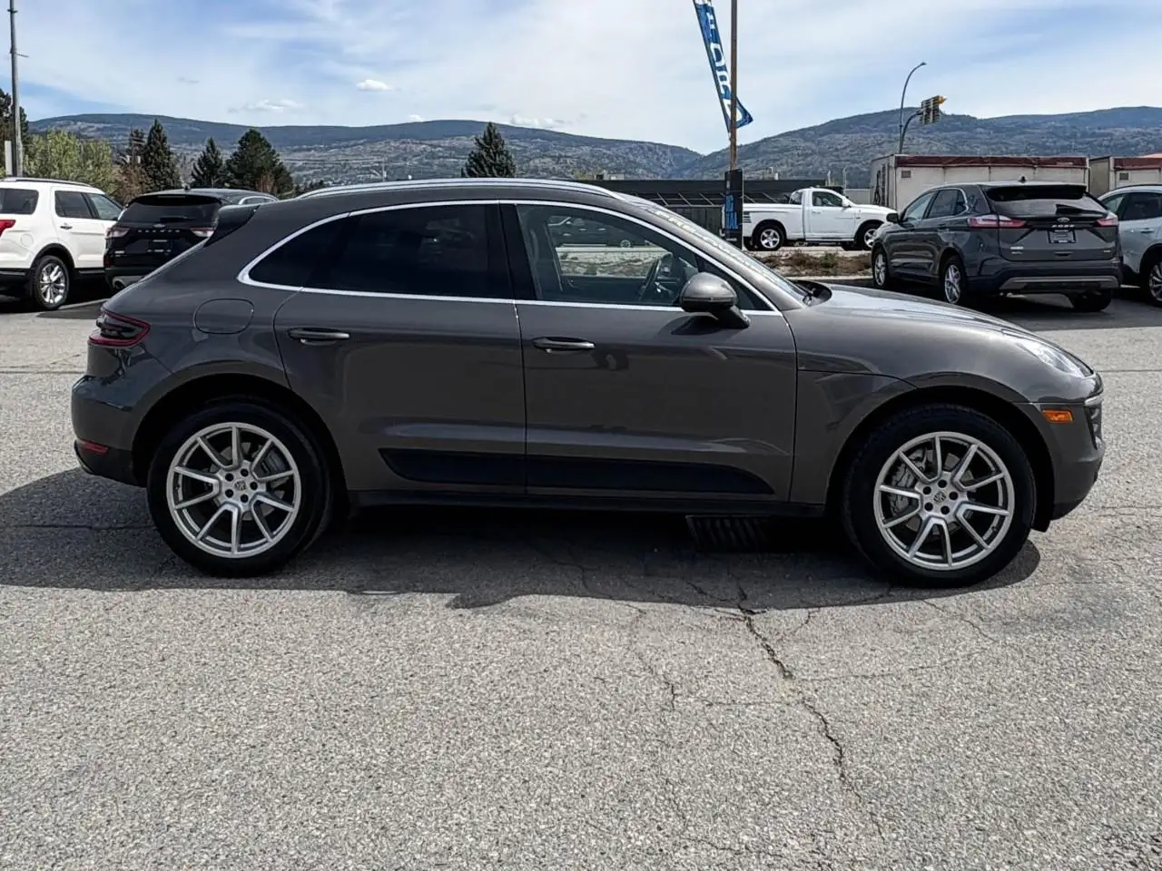 Porsche Macan photo Porsche Macan